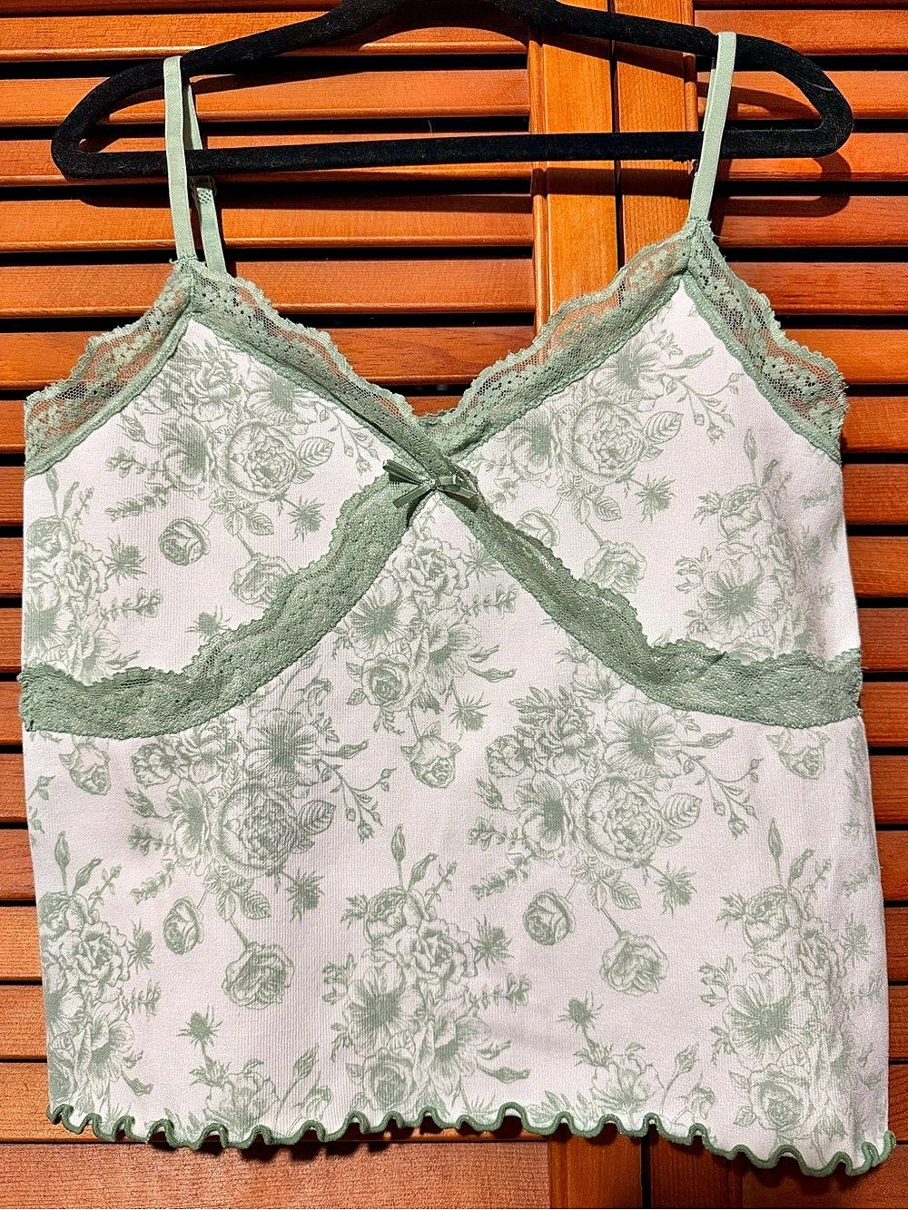 Francesca’s mi ami Y2K Sage Green Floral Lace Cami Tank M